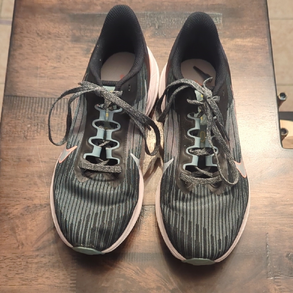 Nike Women's Black and Pink Athletic Shoes